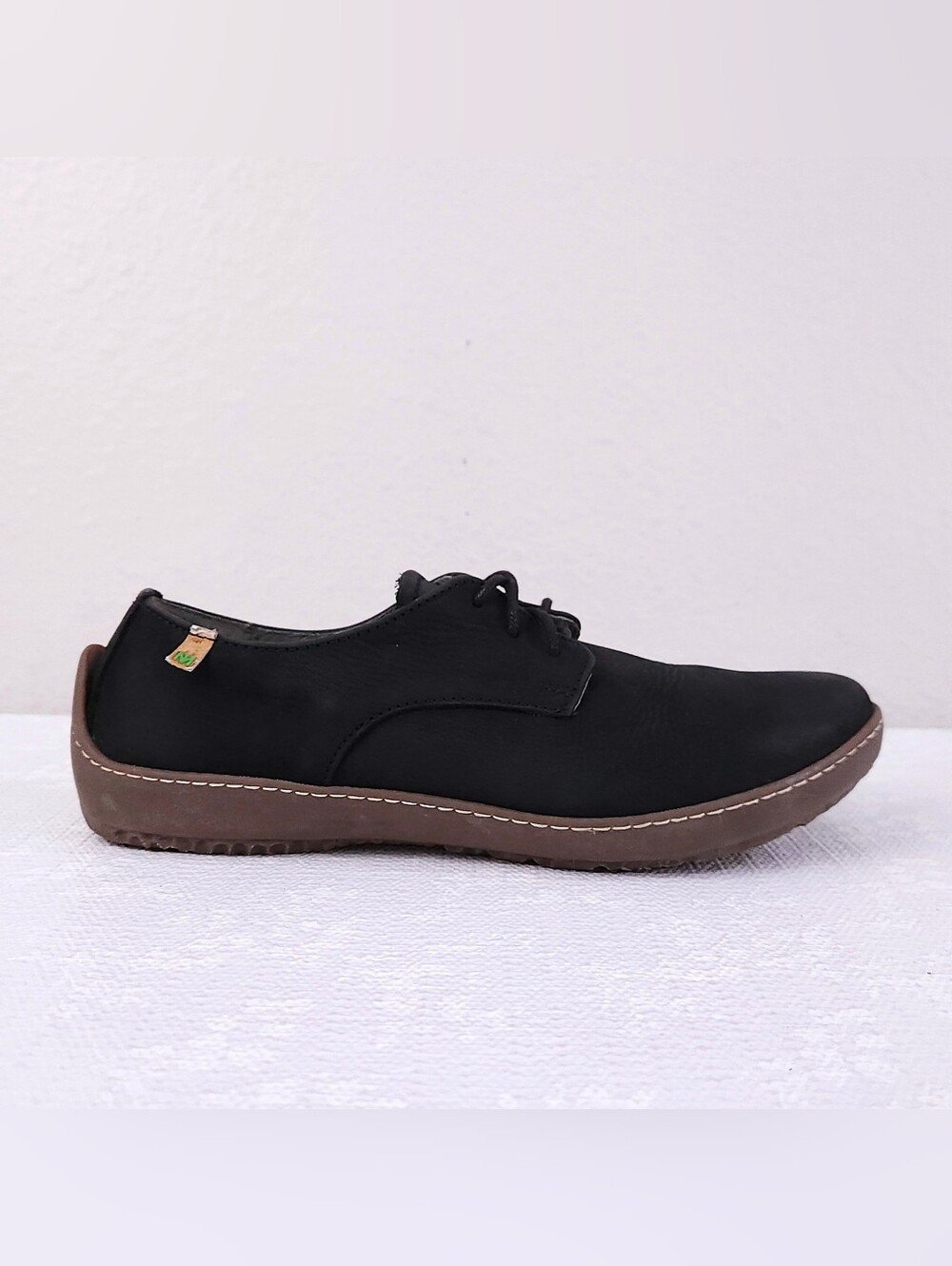 El NATURALISTA Bee Oxford Black Leather Lace-Up Sneakers